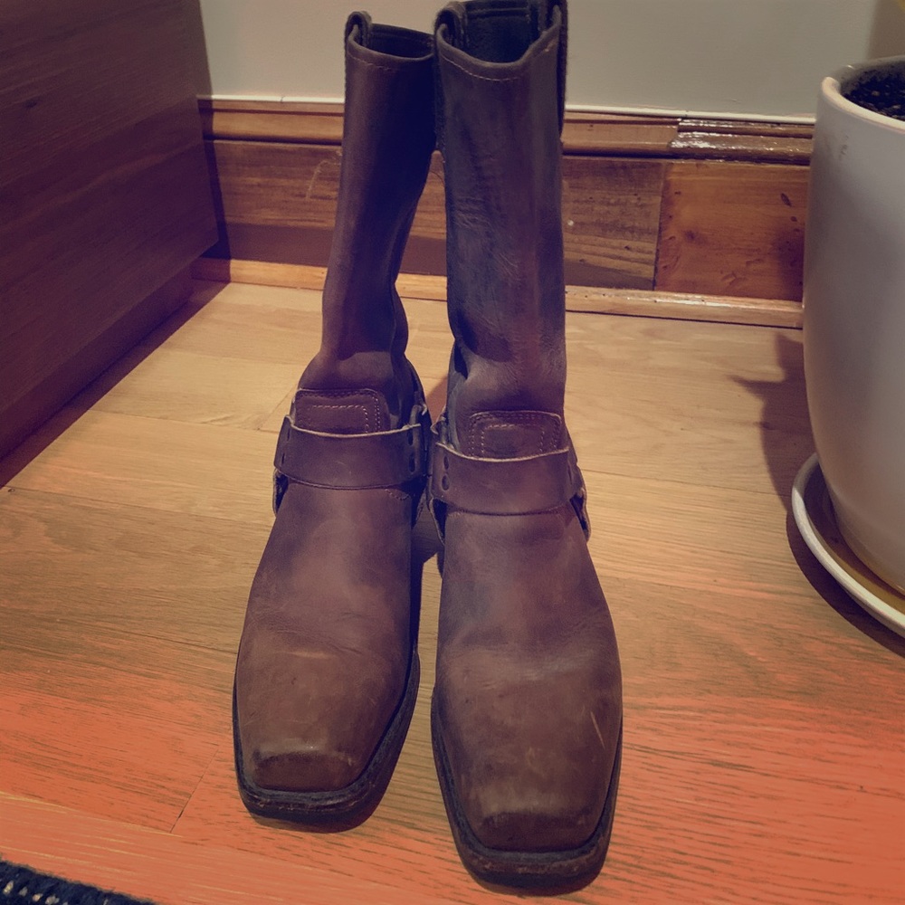 Frye Women’s Harness boot in Brown